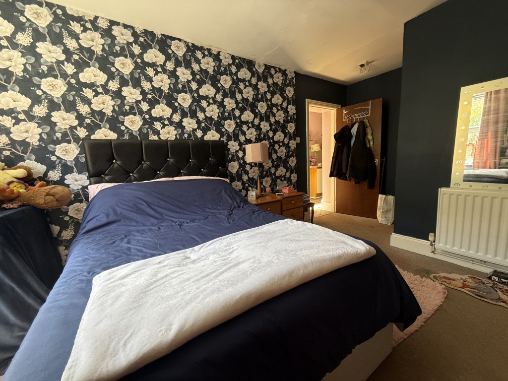 Lot: 73 - FREEHOLD RESIDENTIAL INVESTMENT ARRANGED AS TWO FLATS - Ground floor bedroom